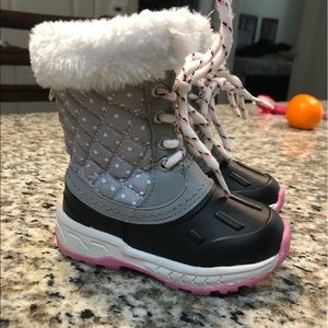 Toddler snow shoes size 6 carters
